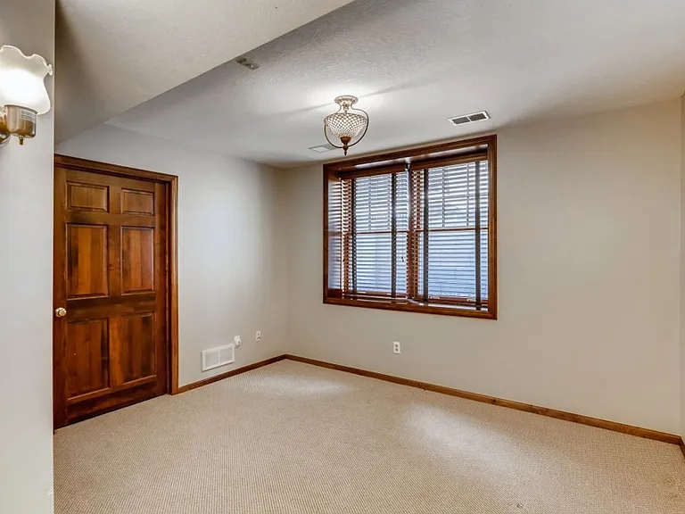 490 Laurel Ave — Photo 24