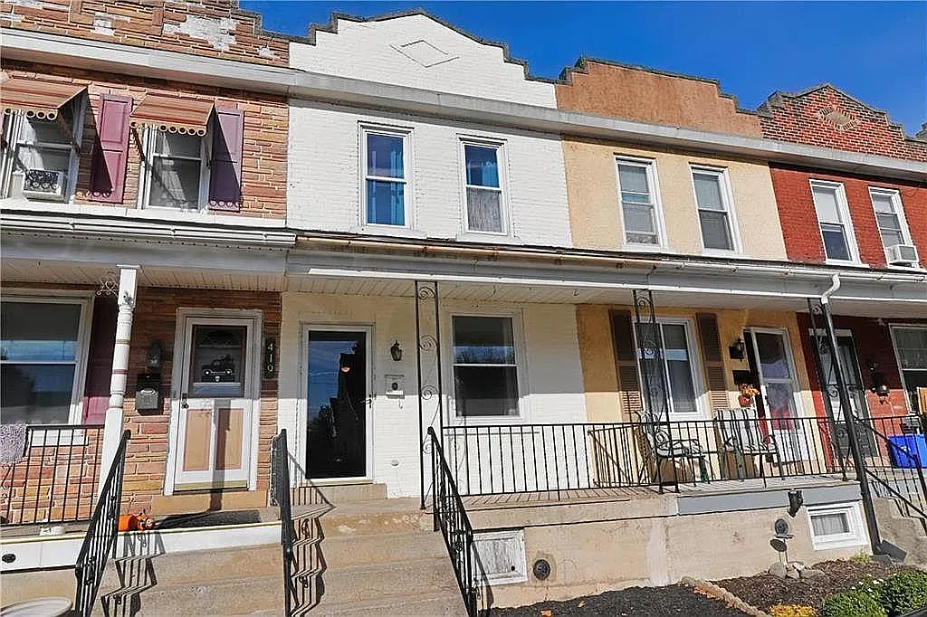 3 bed, 1058 sqft, $1,900 — Photo 1