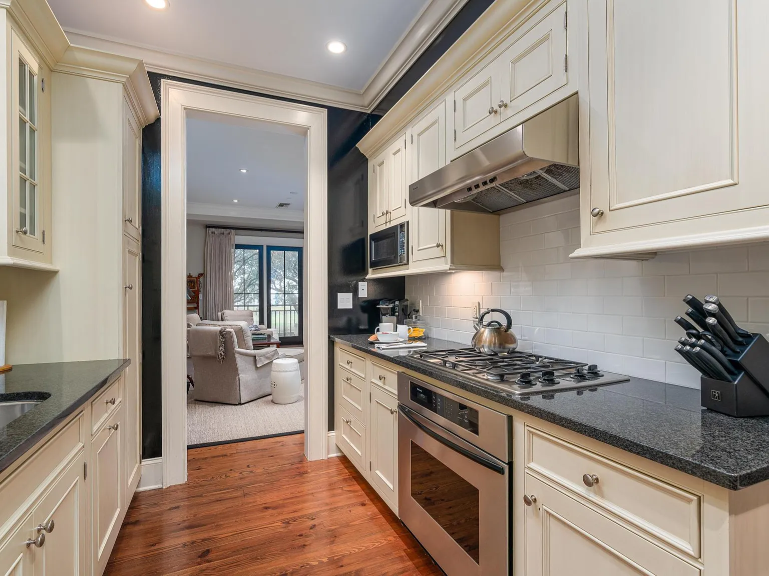 1 bed, 1.5 bath, 950 sqft, $6,000 — Photo 3