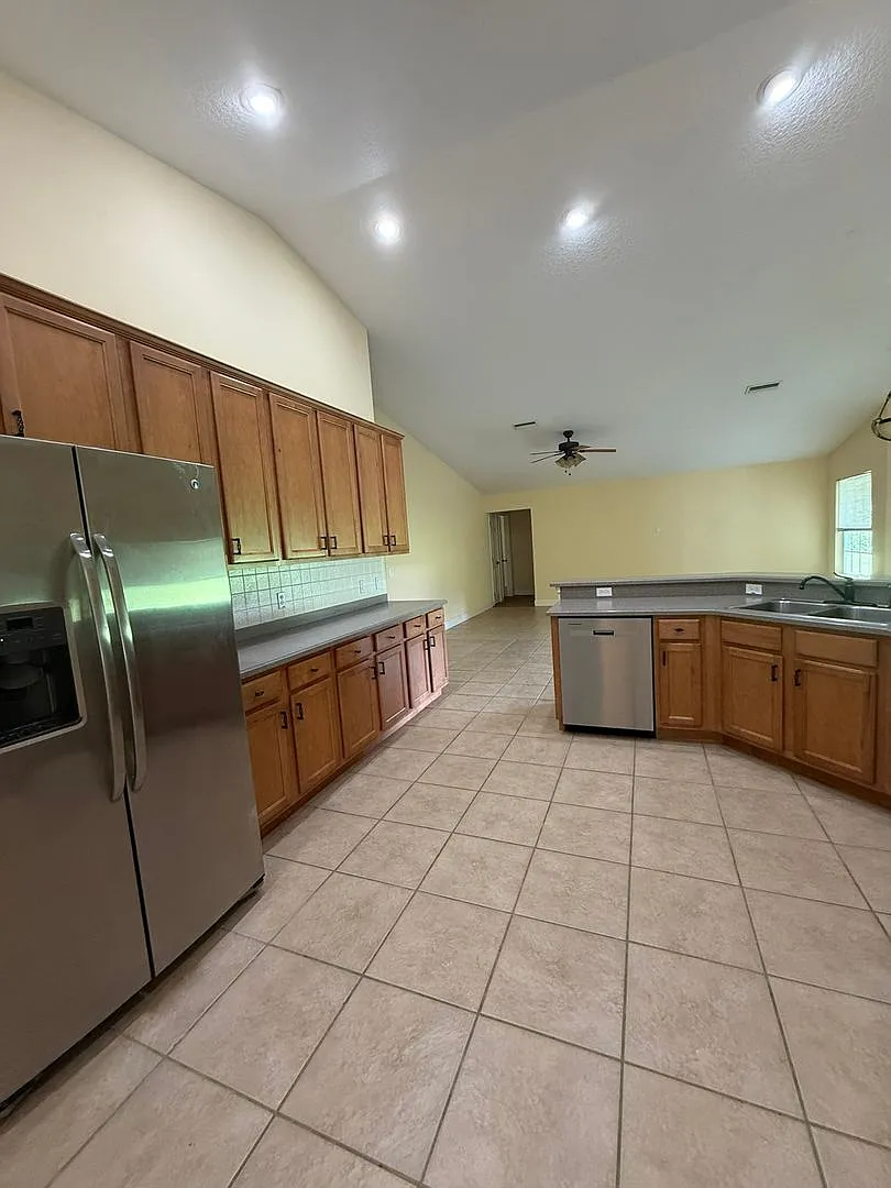Large 4 bedroom, 3 bathroom, 2 car garage in cul-de-sac — Photo 3