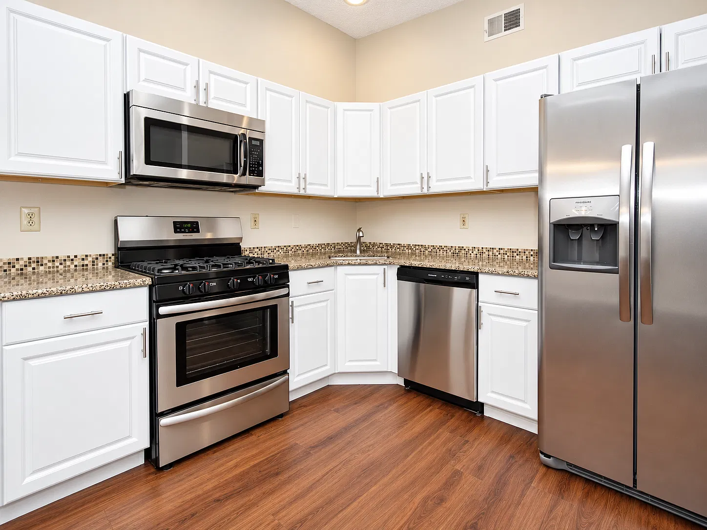 2 bed, 1052 sqft, $2,265 — Photo 4