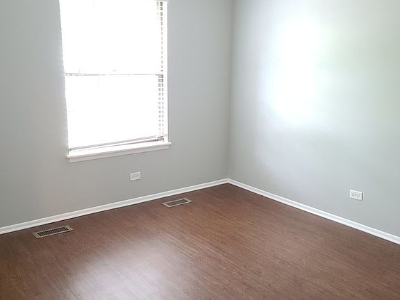 4th image of 221 Hawthorne Ct