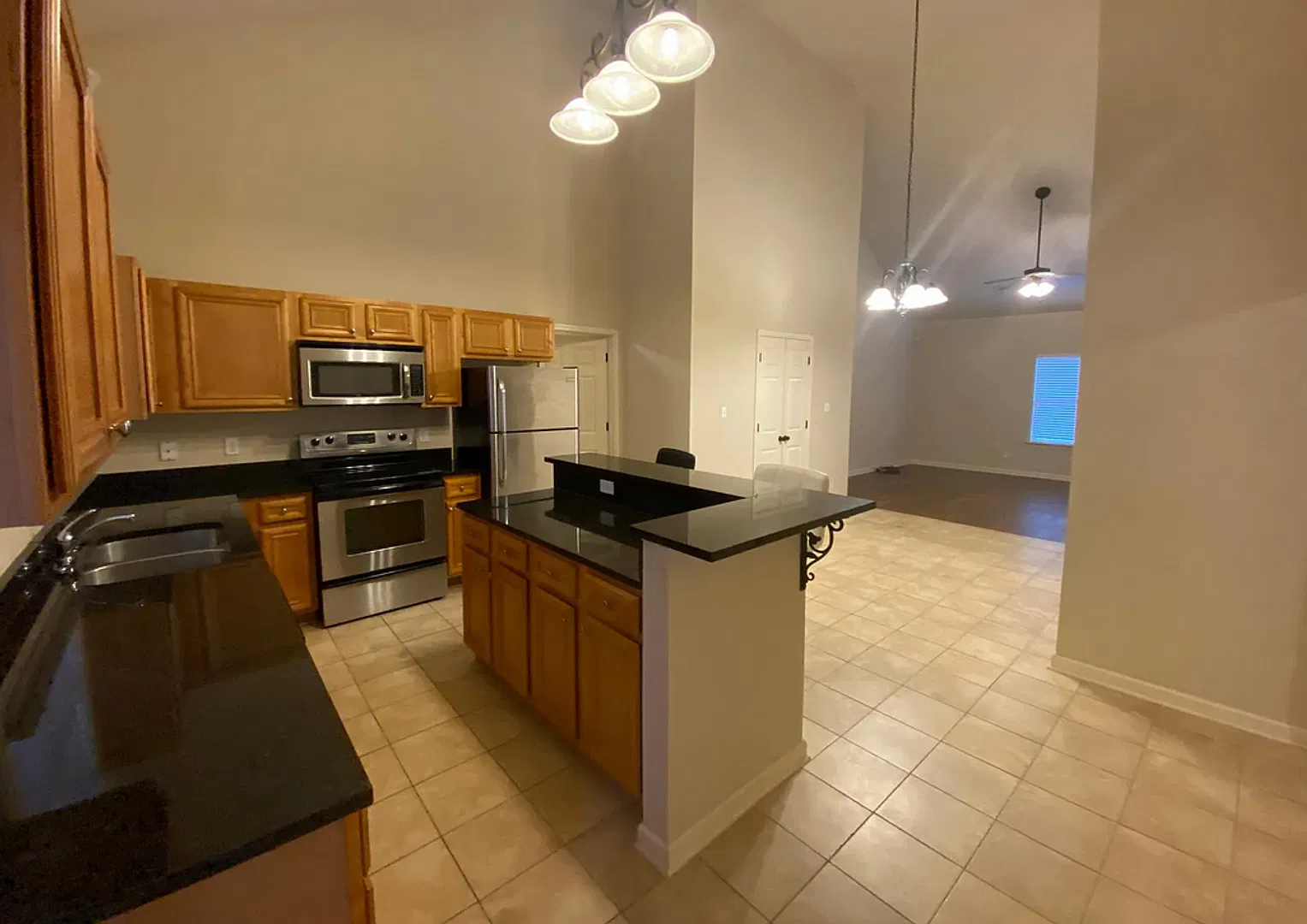 4 BD/4.5 BA — Photo 3