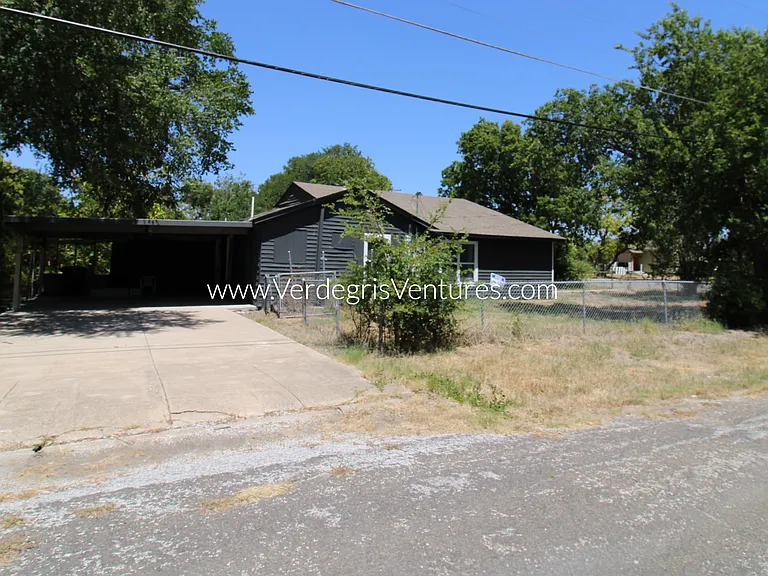 Driveway orientation faces Maywood St, giving residents a convenient parking under the carport and easy access to the house via the back door. Spacious driveway with ample room for oversized or extended_length vehicles