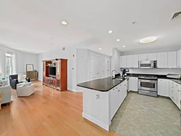 614 Pond St Unit 2305, Braintree, MA 02184