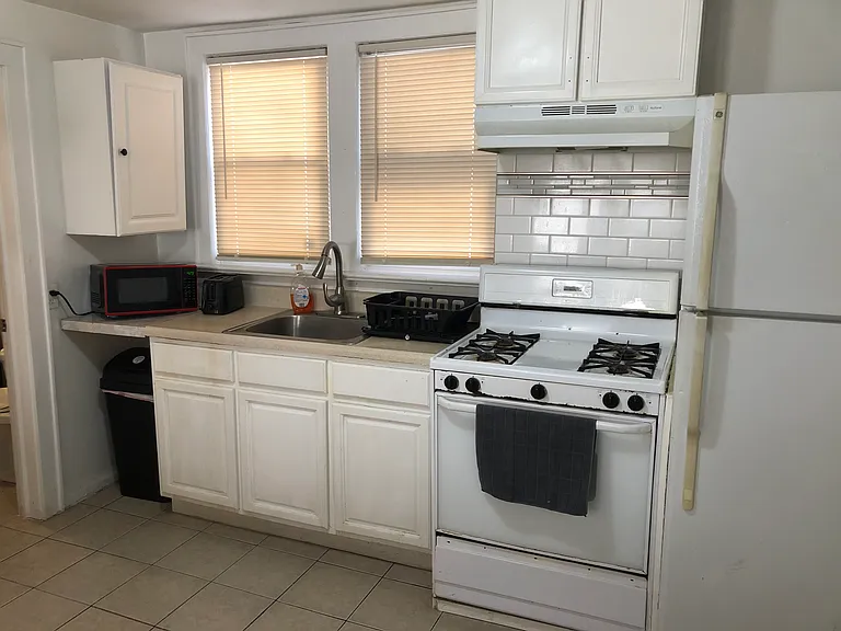 370 E 18th St #4 — Photo 4