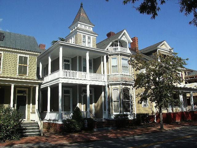 1st image of 320 London St