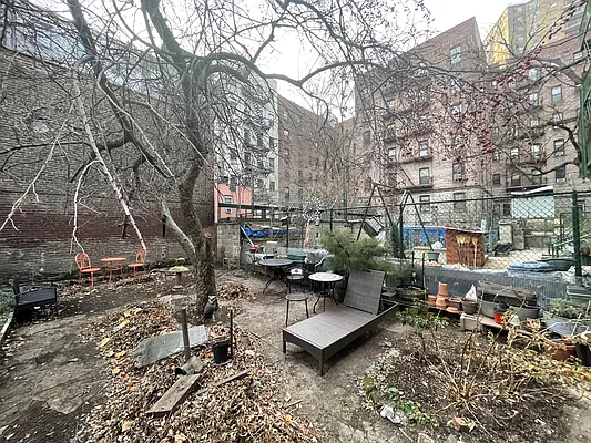 Rented by Realty Advisors Group | media 28