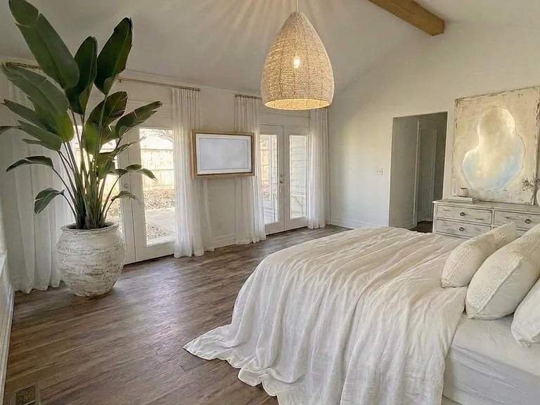 Spacious 17x15 Master bedroom with vaulted ceilings filled with natural light. Compete with a pottery barn chandelier, private en suite, walk in closet and 2 pairs of French doors leading out to the patio and fire pit.