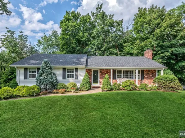 150 Fox Hollow Rd, Wyckoff, NJ 07481