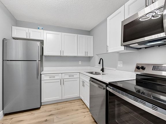 2nd image of 5340 Las Verdes Cr Las Verdes Circle #109