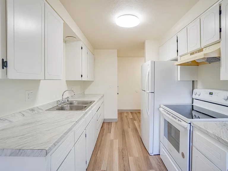 Westwood Apartments ** On-site Laundry Facilities, Off-Street Parking & Private Patio or Balcony — Photo 24