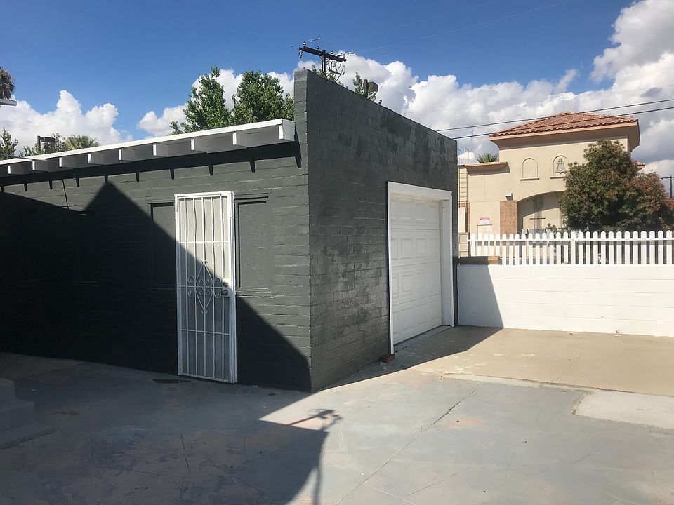 Detached Garage