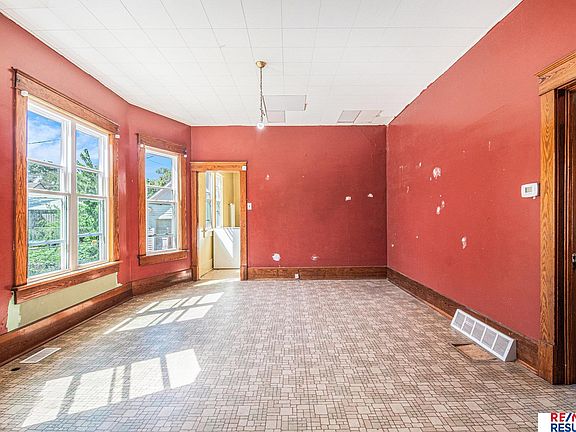 4th image of 240 E 15th St