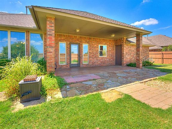 5th image of 1901 Oak Dr