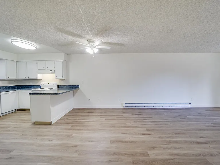 Charwin Court Apartments — Photo 43