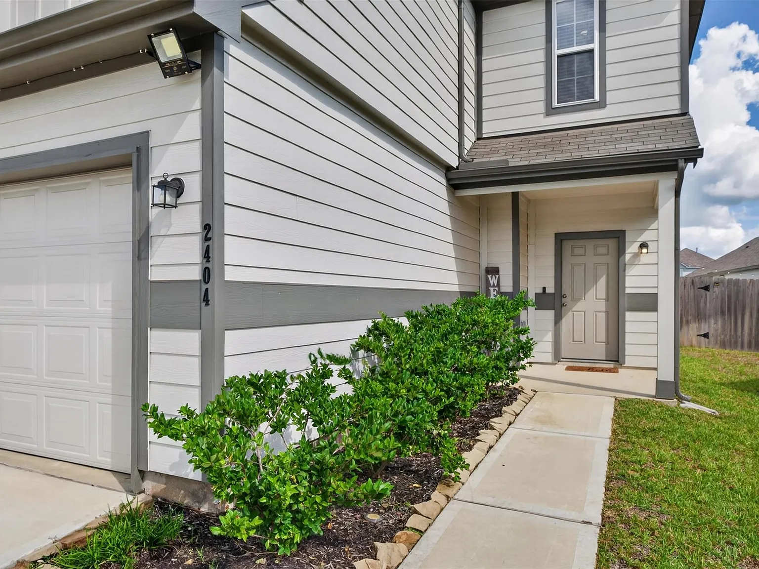 4 bed, 2.5 bath, 1930 sqft, $2,100 — Photo 2