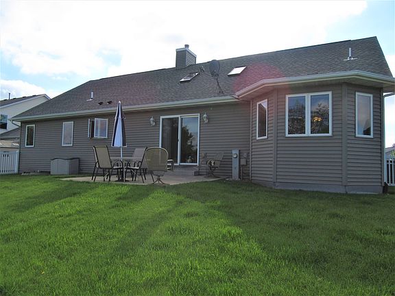 3rd image of 1526 Honeysuckle Ln