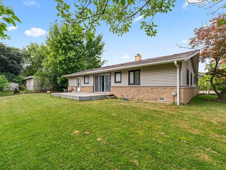 109 Landmeier Rd — Photo 22