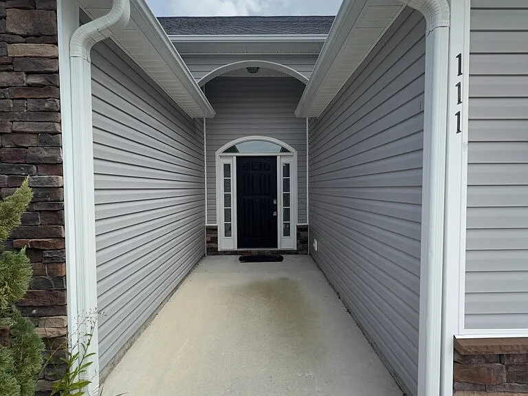 111 Cavalier Dr — Photo 3