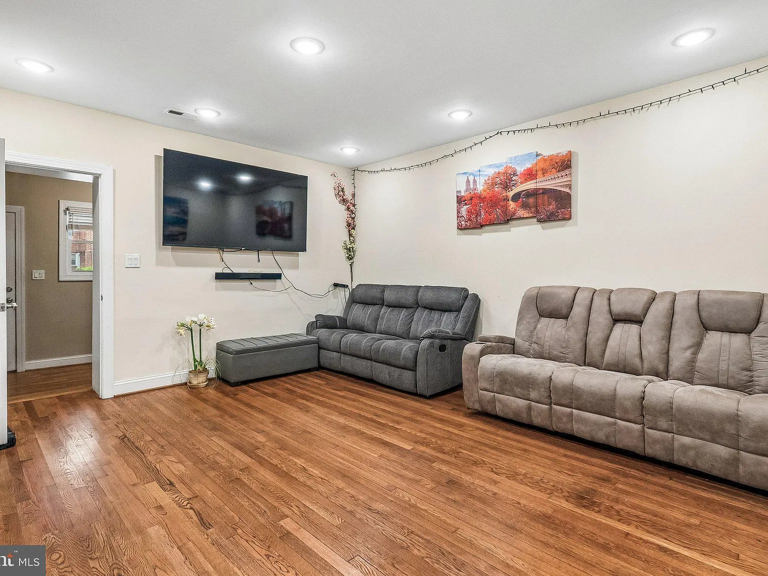 2 bed, 1.0 bath, 900 sqft, $2,200 — Photo 3