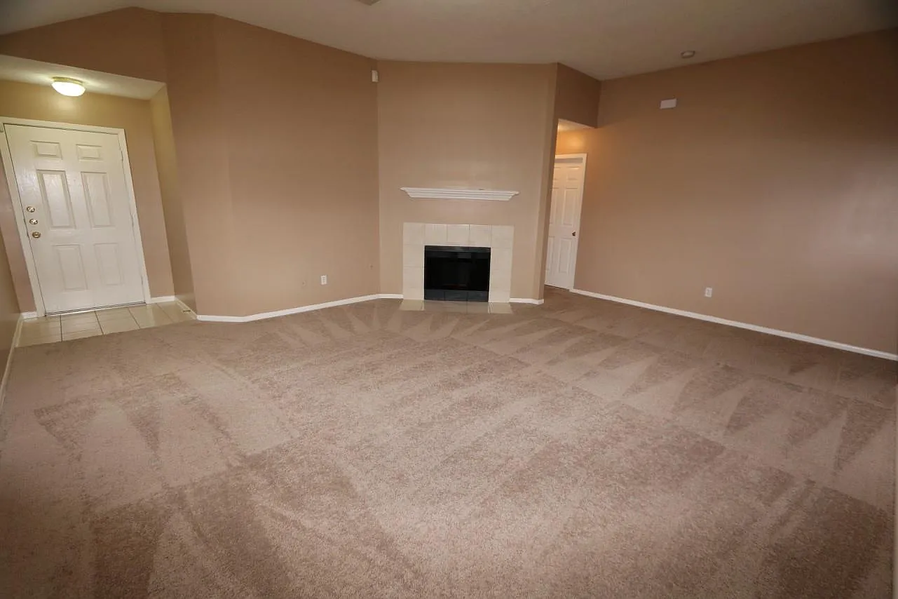 3 bed, 2.0 bath, 1495 sqft, $1,725 — Photo 3