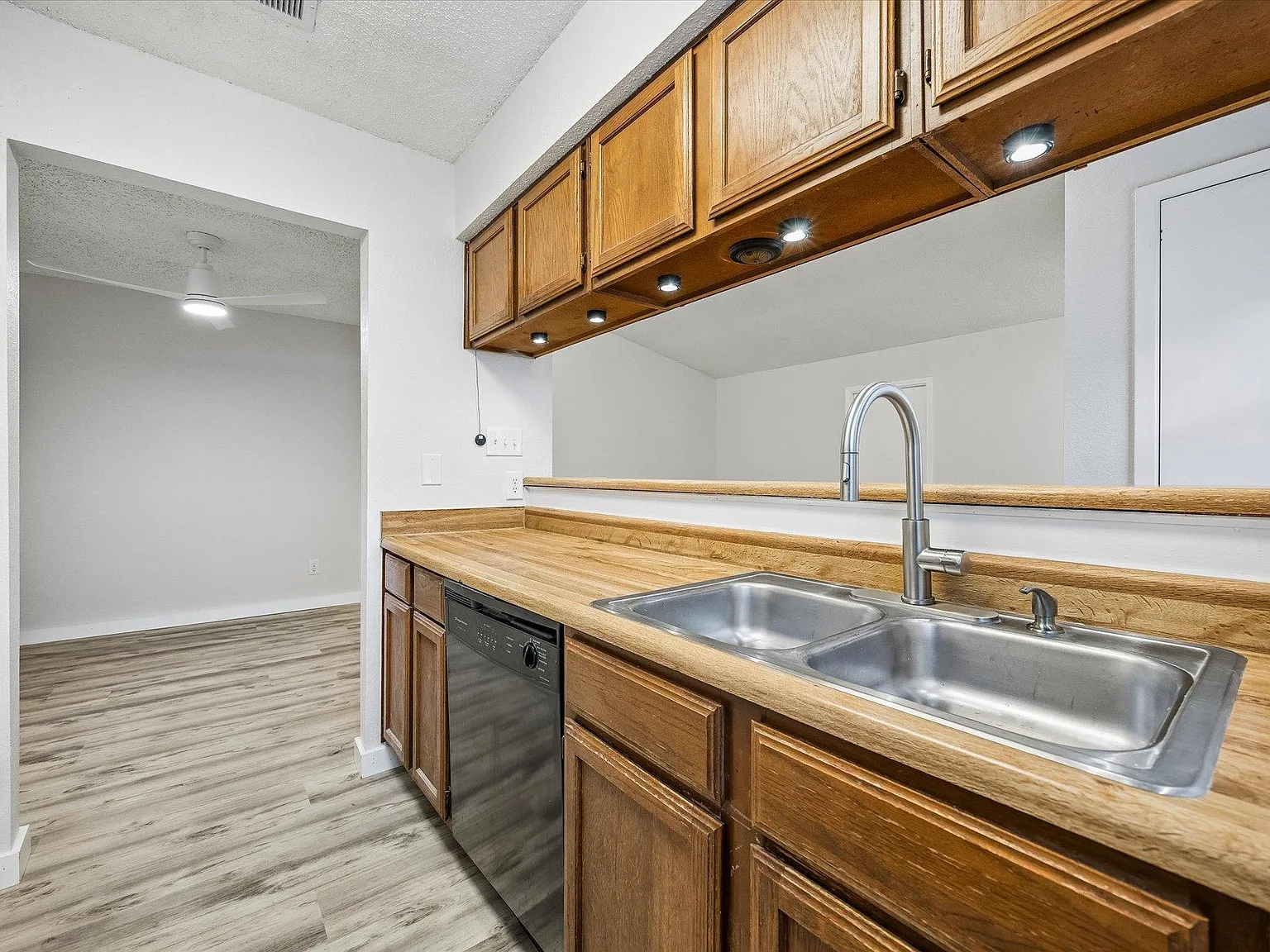 2 bed, 1.0 bath, 1773 sqft, $1,425 — Photo 2