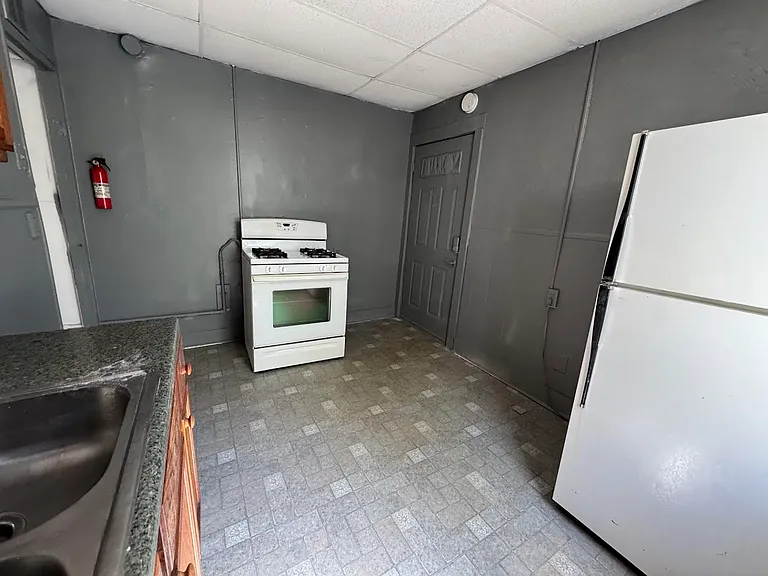 107 College St #1R — Photo 15