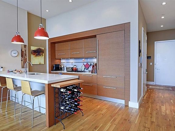 4th image of 360 Furman St APT 933