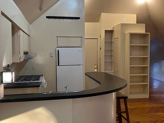4th image of 405 S Mendenhall St #9