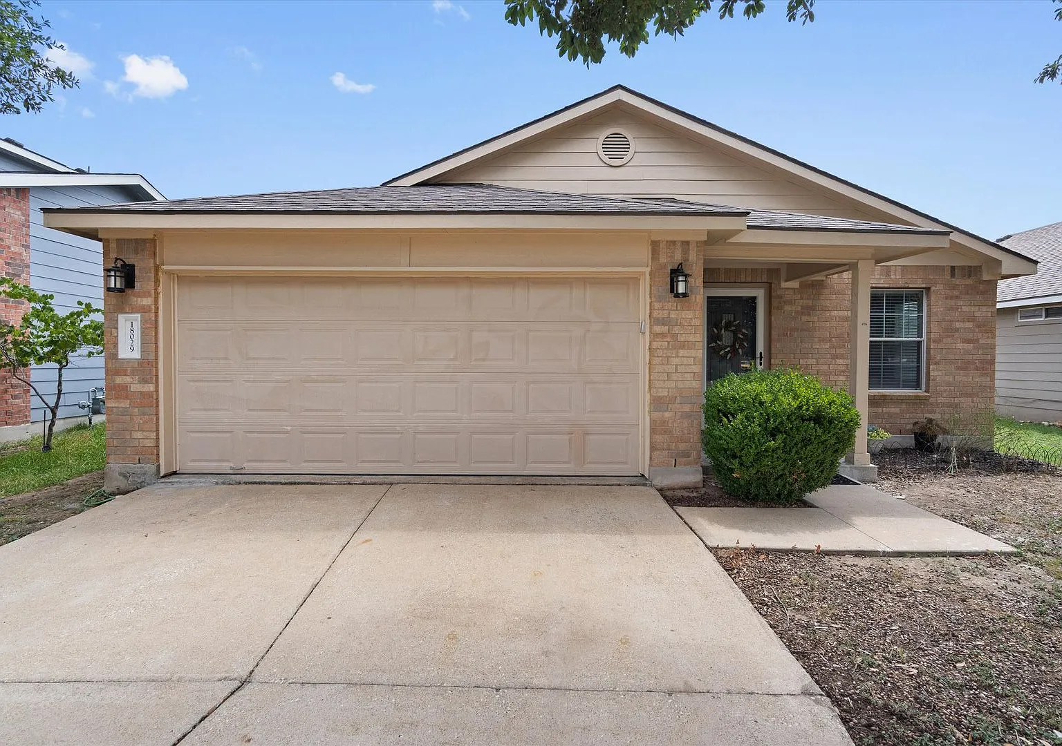 Easy 3 Bedroom, 2 Bath Home in Elgin w/ No Back Neighbors! — Photo 1