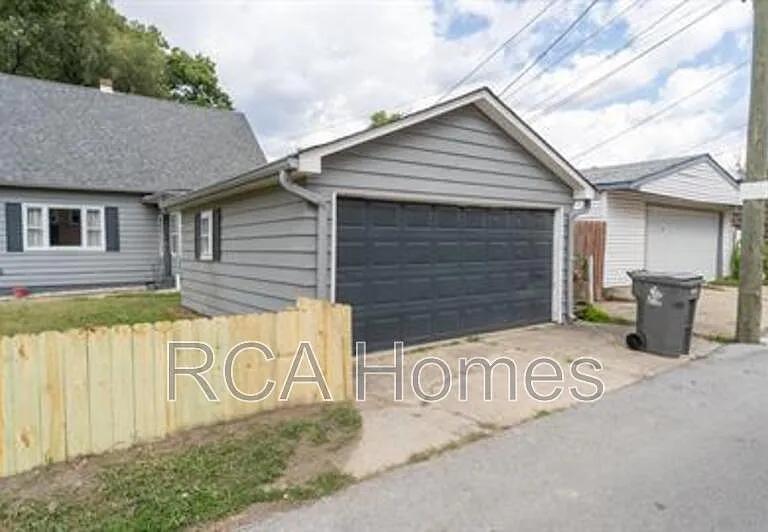 1015 Olive St — Photo 16
