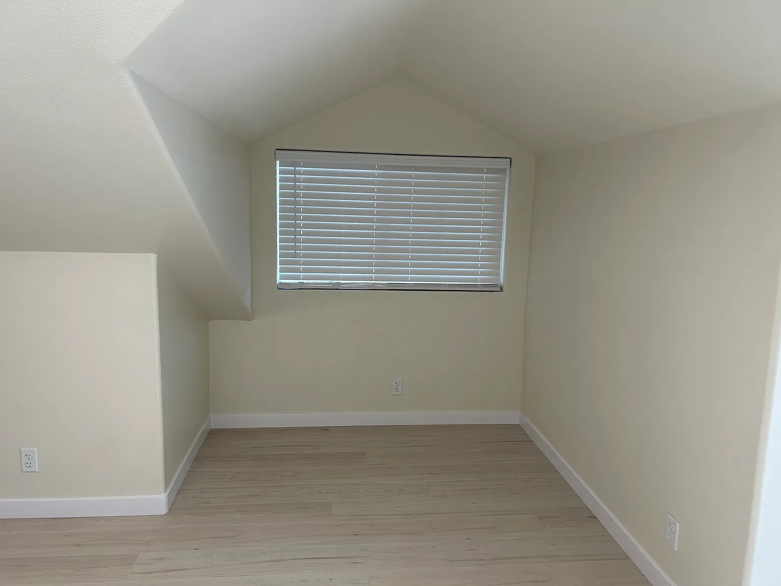1125 Cliff Dr — Photo 4