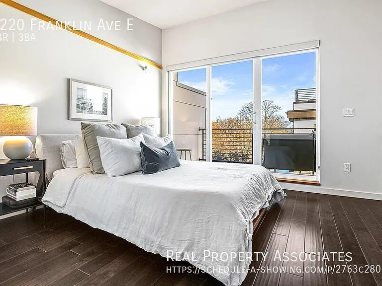 3220 Franklin Ave E — Photo 14