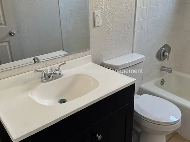 1200 Kings Ave — Photo 9