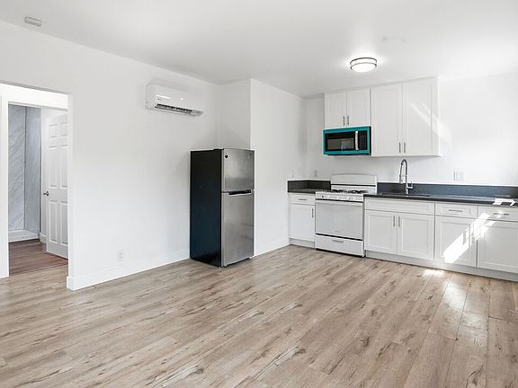 5th image of 208 W 49th St