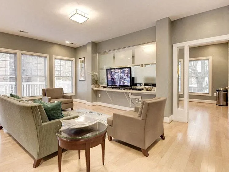 Henley at Kingstowne — Photo 17
