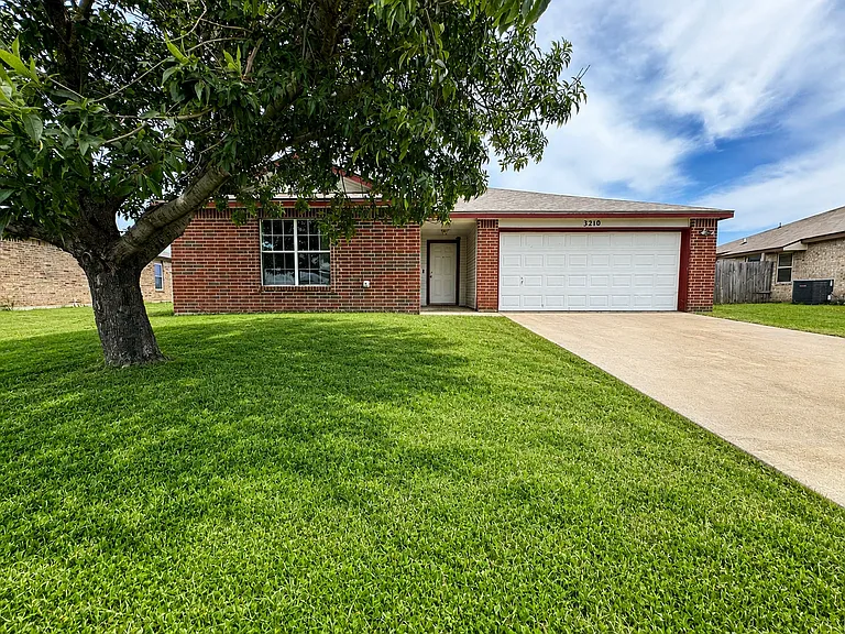 3210 Viewcrest Dr — Photo 1
