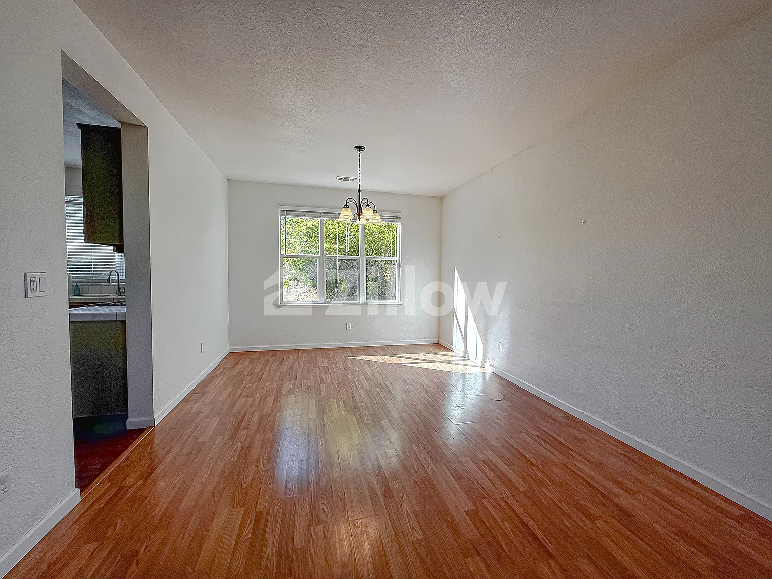 5 bed, 2599 sqft, $3,700 — Photo 4