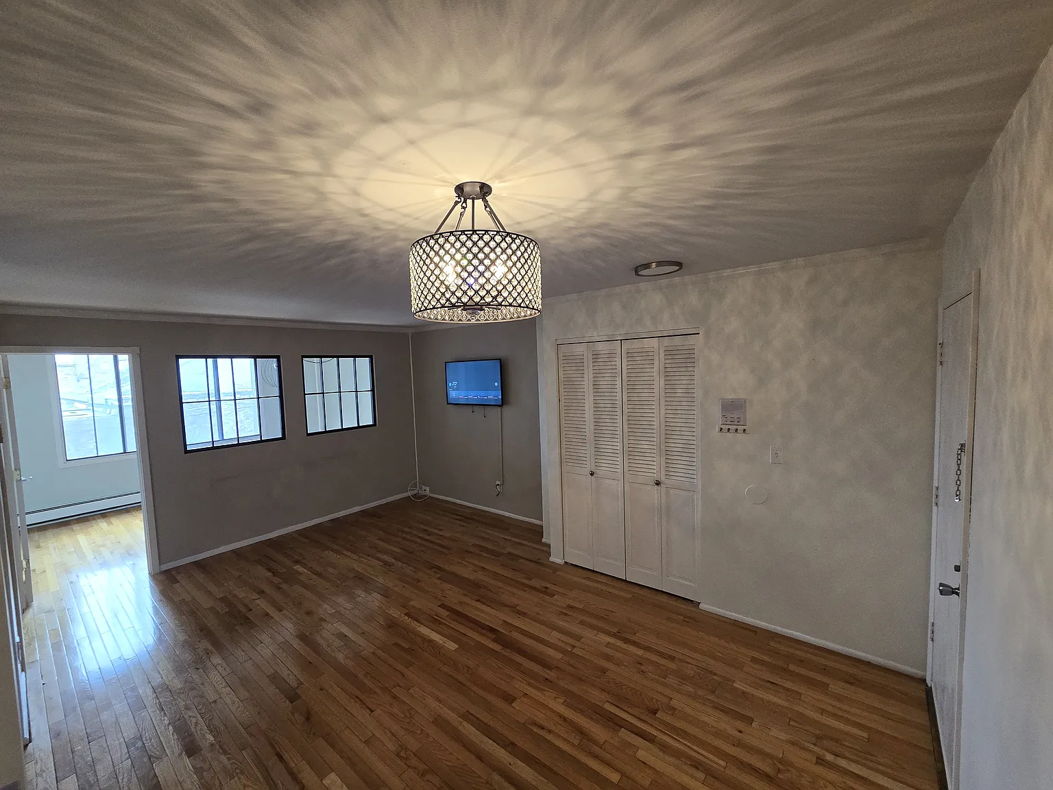 2025 E Greenwich Ave — Photo 3