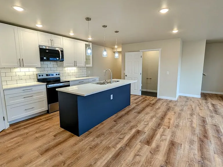 3736 Lee Ct — Photo 2
