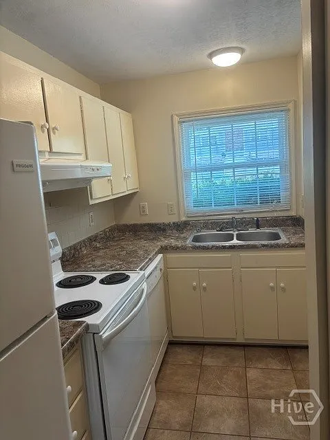 2 bed, 1.5 bath, 1000 sqft, $1,050 — Photo 2