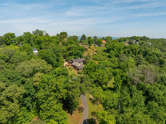 9th image of 2910 Crest Terrace Dr