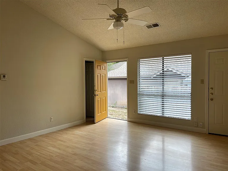 2031 Redwing Way — Photo 4