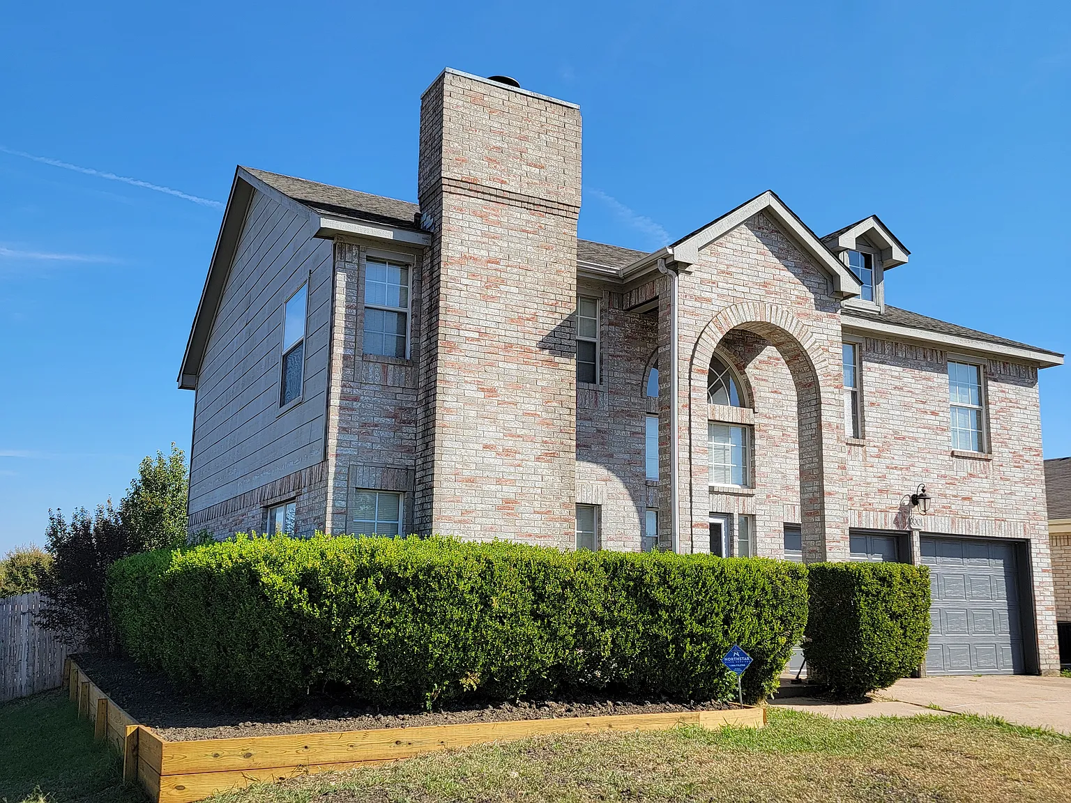 3 bed, 2.5 bath, 2057 sqft, $2,700 — Photo 3
