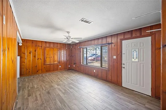 112 N Scanlan St — Photo 4