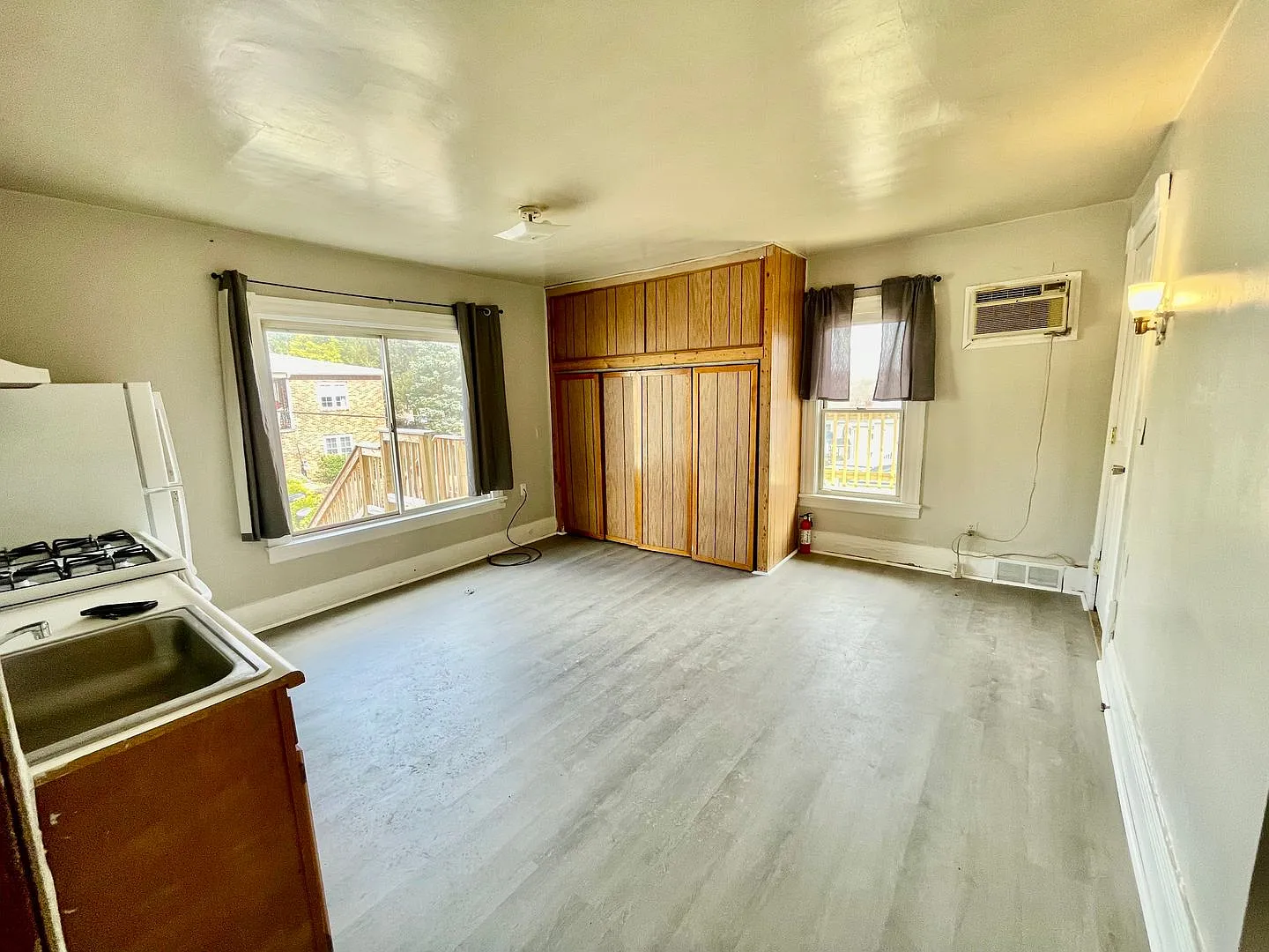 670 Park Street — Photo 3