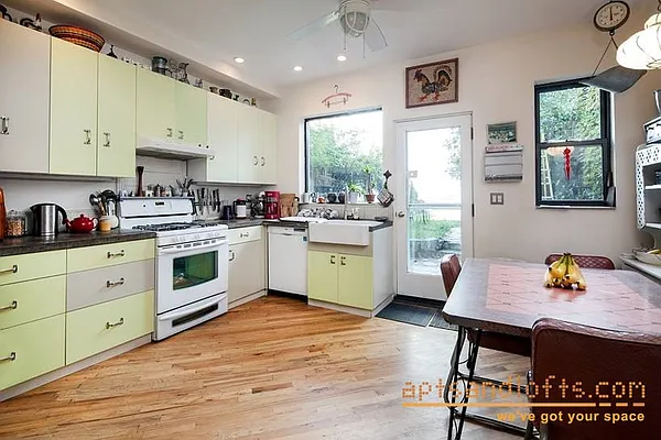 Rented by aptsandlofts.com | media 4