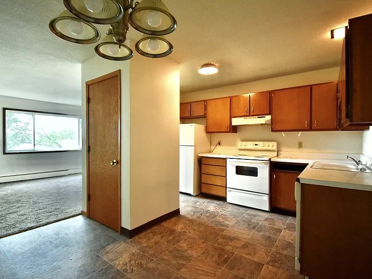 102 5th St E #12 — Photo 5