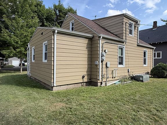 4th image of 106 N Oak St
